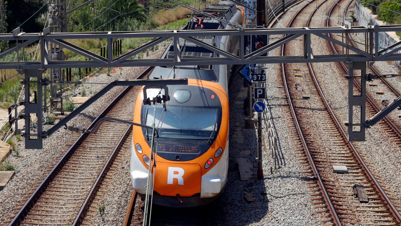 Cataluña: Al menos 15 heridos tras la caída de un muro sobre un tren - La noche en 24h | Ver
