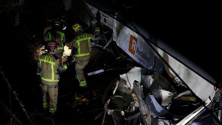 La noche en 24h - Los Bomberos de la Generalitat confirman que todos los heridos en el accidente de Rodalies han sido evacuados