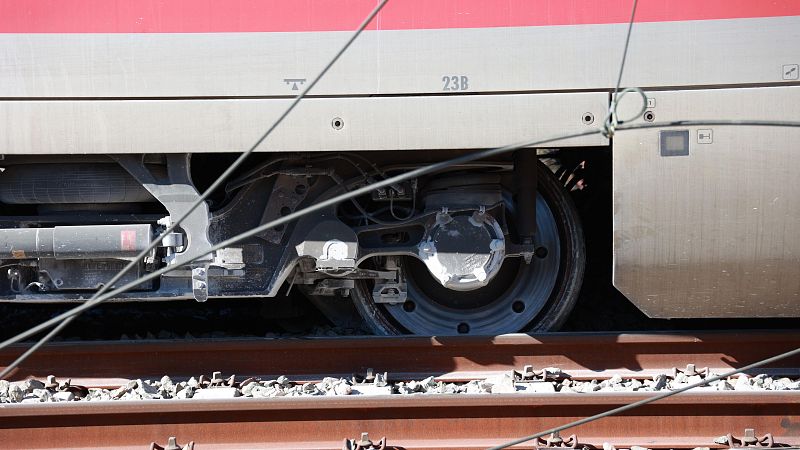 Puente confirma "marcas" en los cinco primeros coches del Iryo y en otros trenes que pasaron por la v�a