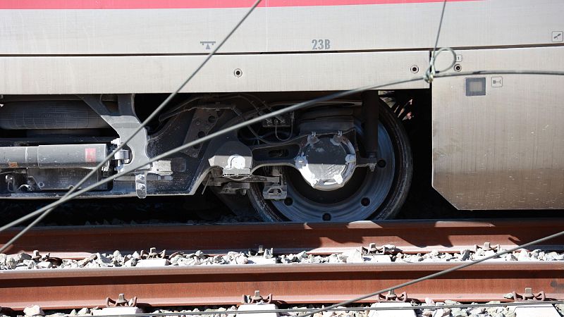 Puente confirma "marcas" en los cinco primeros coches del Iryo y en otros trenes que pasaron por la v�a