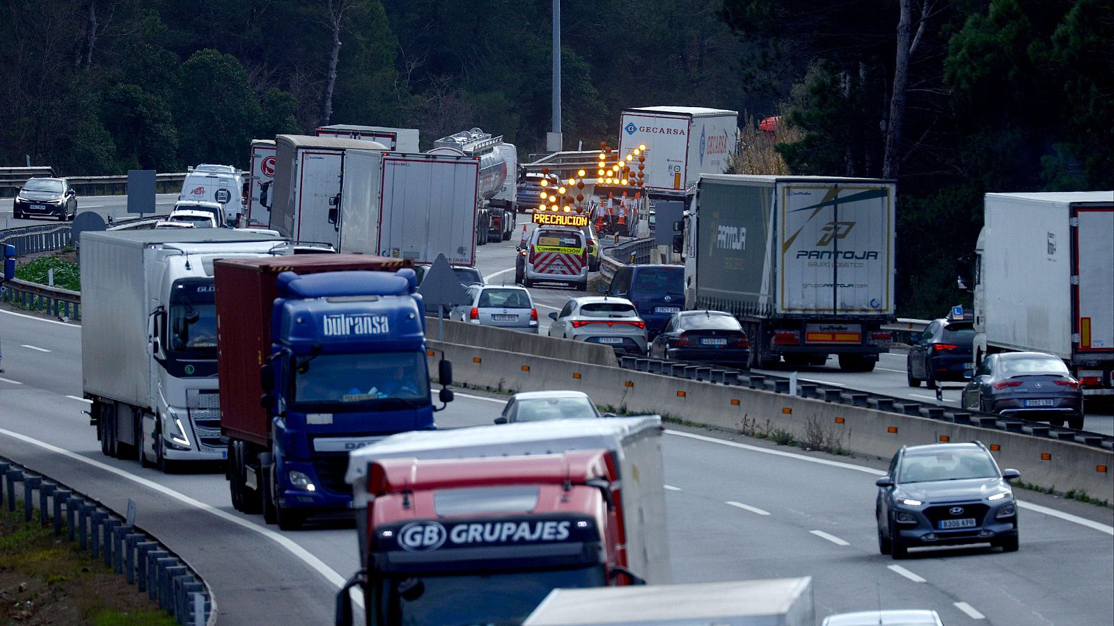 La suspensión de Rodalies complica la circulación en Cataluña - Telediario 2 | Ver