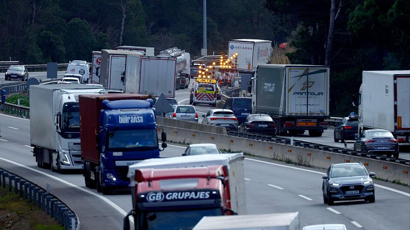 La suspensión de Rodalies complica la circulación en Cataluña - Telediario 2 | Ver