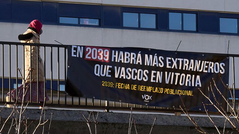 Aparecen pancartas antiinmigración de VOX en Vitoria-Gasteiz | RTVE Play - Ver ahora