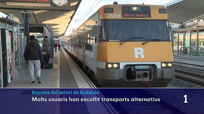 L'Informatiu - Retards i algunes cancel·lacions en la represa del servei de Rodalies