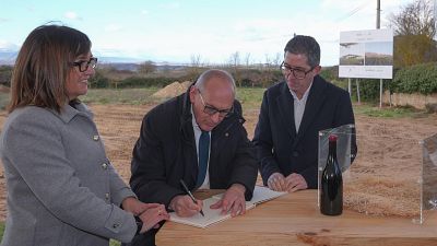Colocaci�n de la primera piedra del EDA Drinks & Wine Campus en Laguardia (�lava) | RTVE Play - Ver ahora