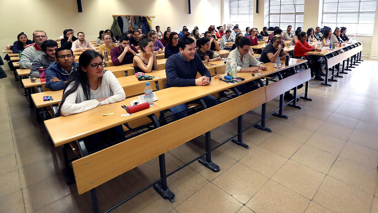 Examen de Médico Interno Residente: 17.000 candidatos intentan lograr una de las 9.000 plazas - Telediario 1 | Ver