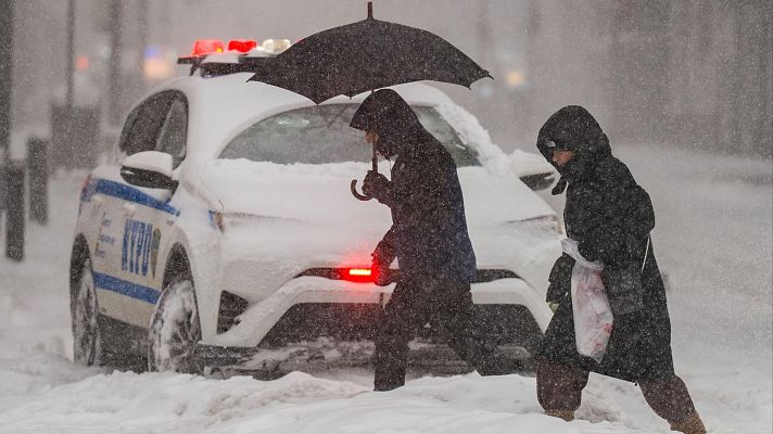 Telediario Matinal - Al menos seis muertos por el temporal de nieve que azota a 20 estados de EE.UU.