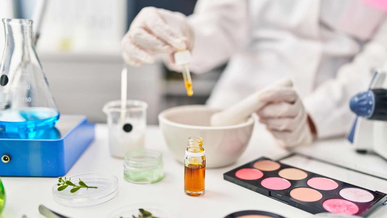 Los cosméticos, ¿veneno para nuestra piel? - Directo al grano | Ver