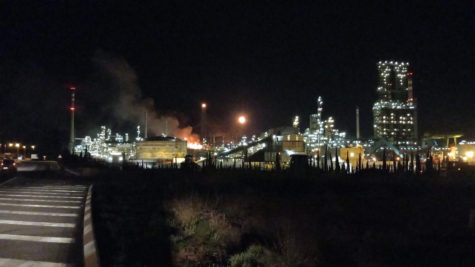 Alerta en Murcia por un incendio en una refinería de Repsol | Ver