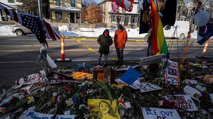 Telediario 2 - La policía migratoria de Trump tensiona a EE.UU.: desaloja a familias enteras y graba la operación