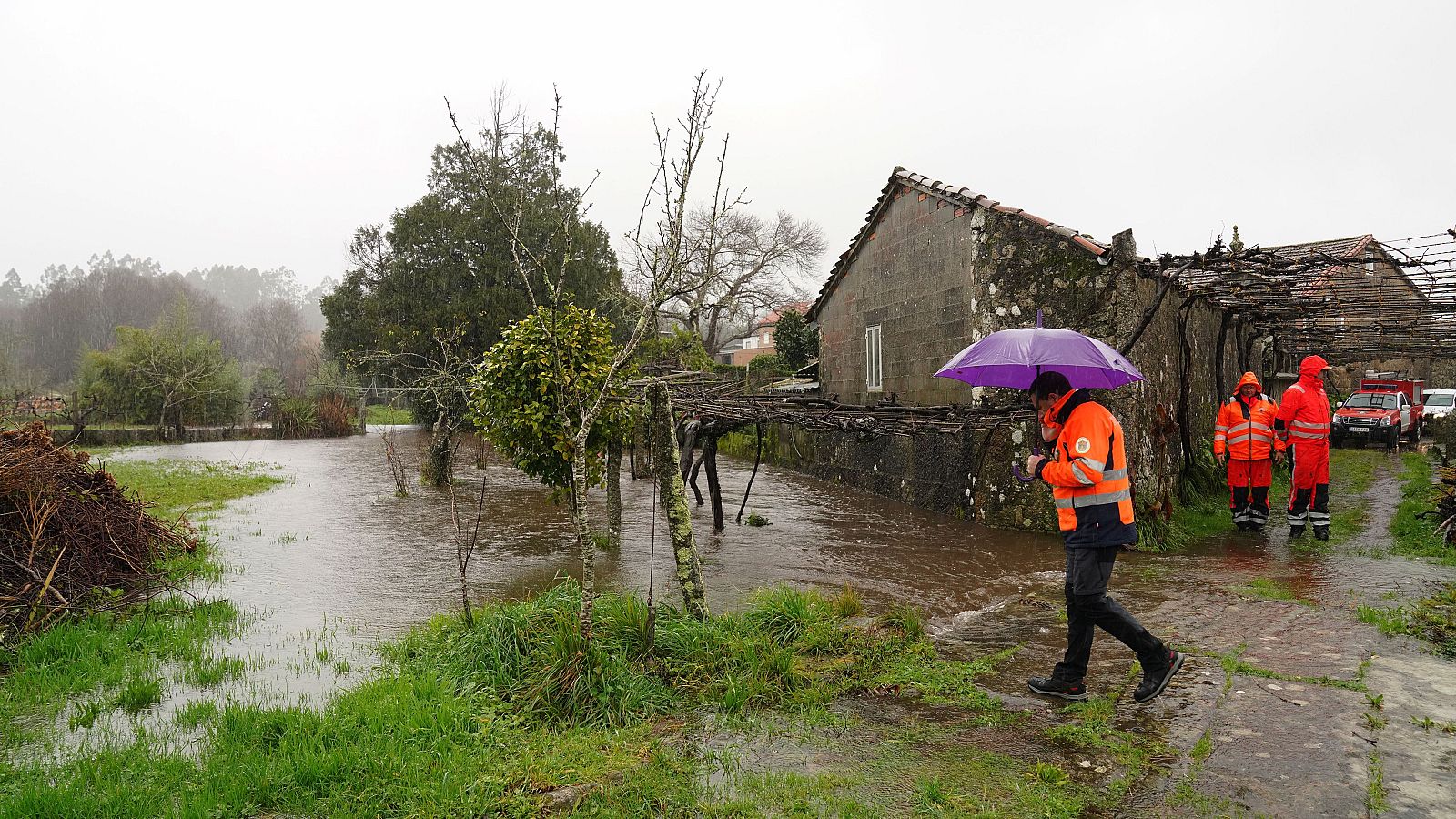 Aviso rojo en el interior de Pontevedra por el temporal - Telediario 2 | Ver