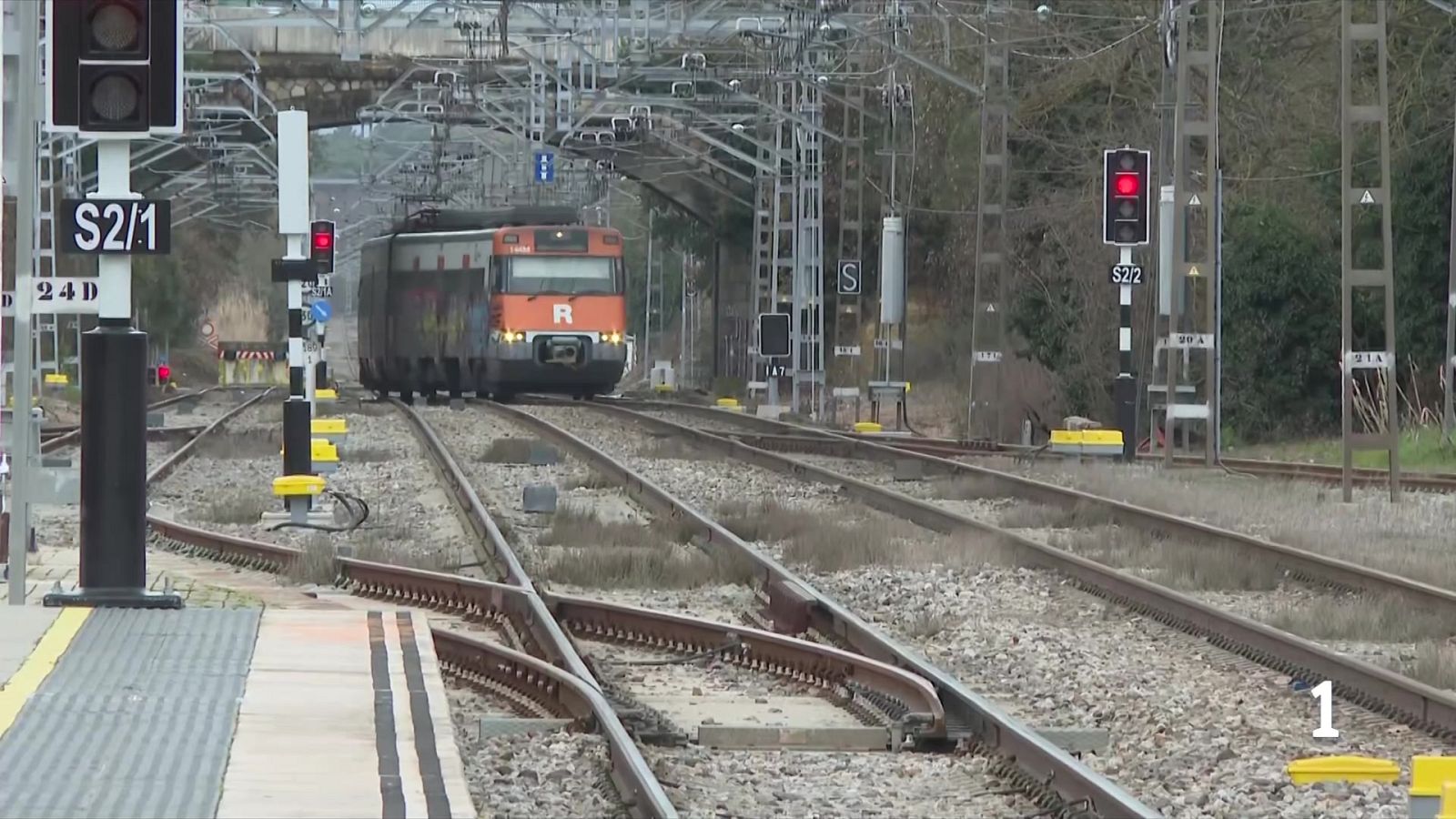 Rodalies funciona de manera limitada amb trens suspesos i alternatives en bus