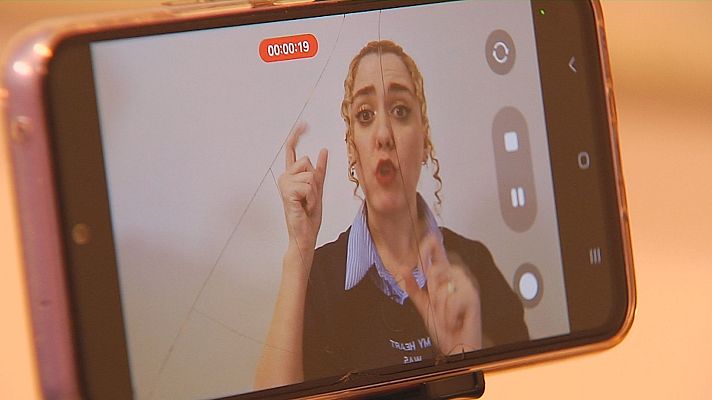 L'informatiu - Comunitat Valenciana - La influencer alacantina que conta les notícies en llengua de signes