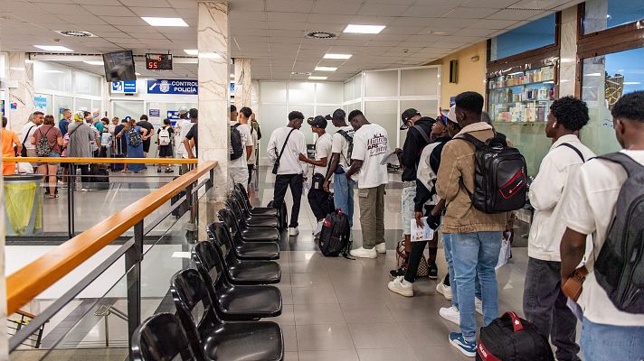 Telediario 1 - El Gobierno pacta con Podemos la séptima regularización extraordinaria de inmigrantes en España