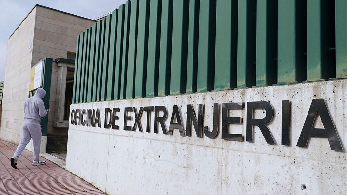 Telediario 2 - Grandes regularizaciones de migrantes: de González a Aznar y Zapatero