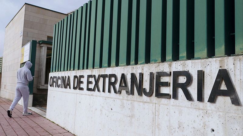 Grandes regularizaciones extraordinarias de migrantes: de González a Aznar y Zapatero