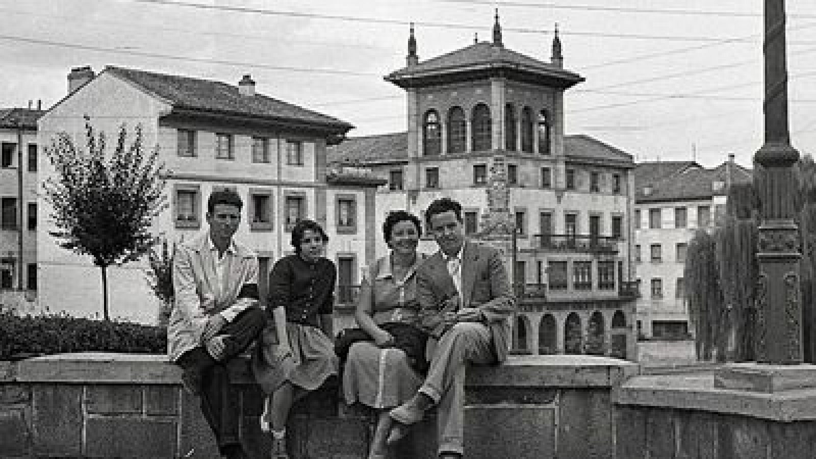 Exposición 'Buscando el rastro' en Gernika: buscan identificar a la niña protagonista de fotos antiguas halladas en el Rastro de Madrid | RTVE Play - Vera ahora