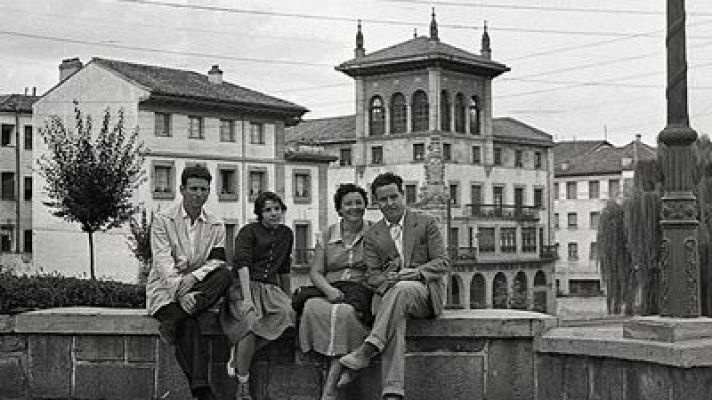 Telenorte - País Vasco - Unas fotos aparecidas en el rastro de Madrid desatan la búsqueda de la niña protagonista, ahora octogenaria