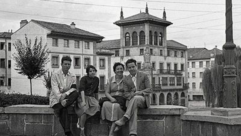 Exposición 'Buscando el rastro' en Gernika: buscan identificar a la niña protagonista de fotos antiguas halladas en el Rastro de Madrid | RTVE Play - Vera ahora