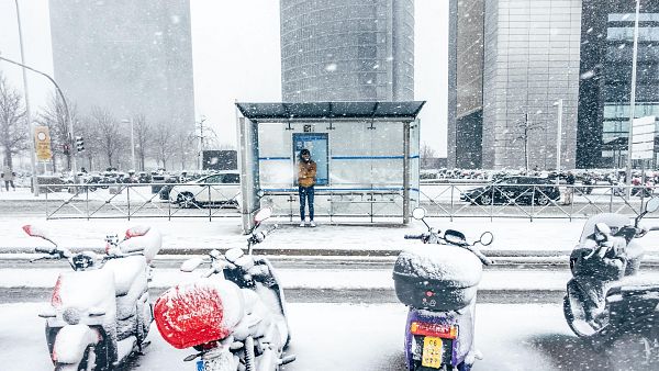 Ma�ana de caos en el norte y oeste de Madrid por la nevada expr�s: horas de atasco y coches abandonados