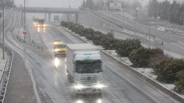 Telediario 1 - La borrasca Kristin suspende clases en varias comunidades y deja desalojados y trenes afectados en Andalucía