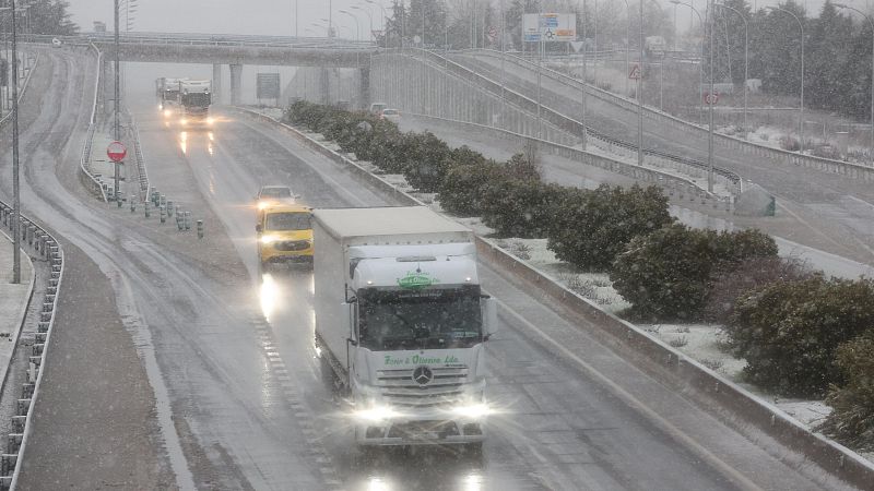 La borrasca Kristin suspende clases en varias comunidades y deja desalojados y trenes afectados en Andalucía - Telediario 1 | Ver