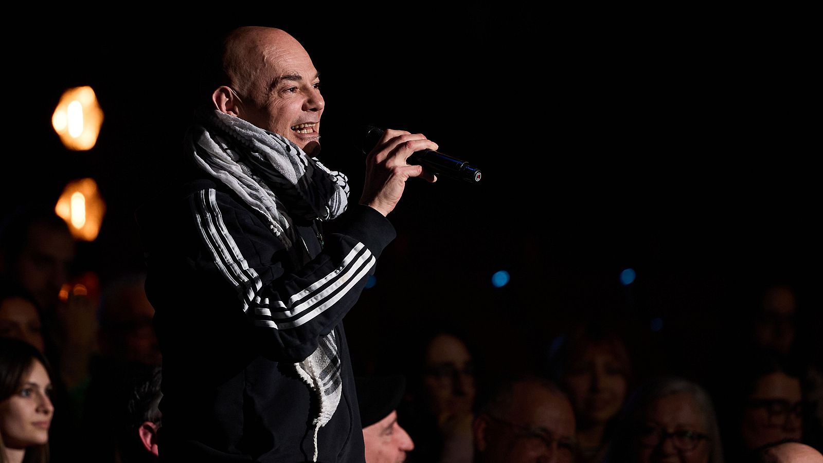 La Revuelta | Celtas Cortos se cuelan entre el público - La Revuelta | Ver