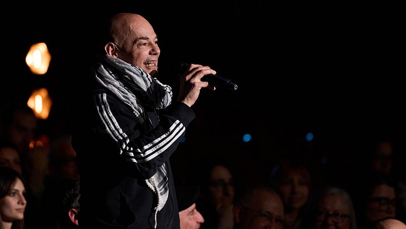 La Revuelta | Celtas Cortos se cuelan entre el público - La Revuelta | Ver