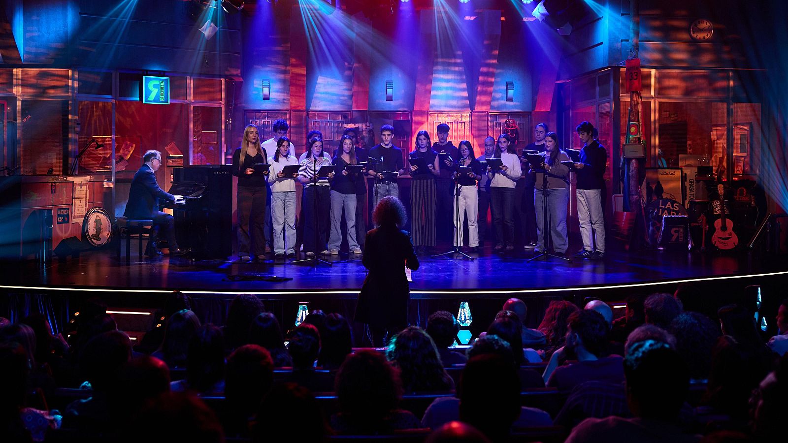 La Revuelta | El coro de 'Los domingos' canta "Aitormena" - La Revuelta | Ver