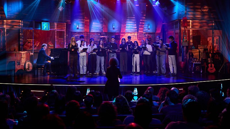 La Revuelta | El coro de 'Los domingos' canta "Aitormena" - La Revuelta | Ver
