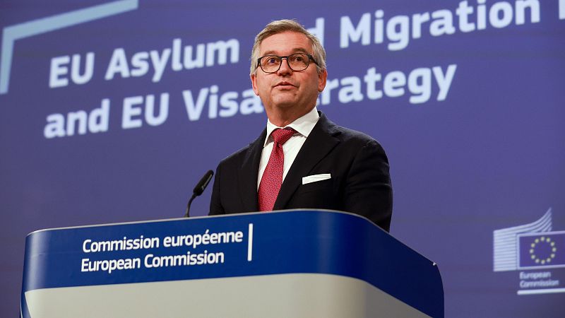 Bruselas responde a PP y Vox que las regularizaciones son competencia de cada Estado