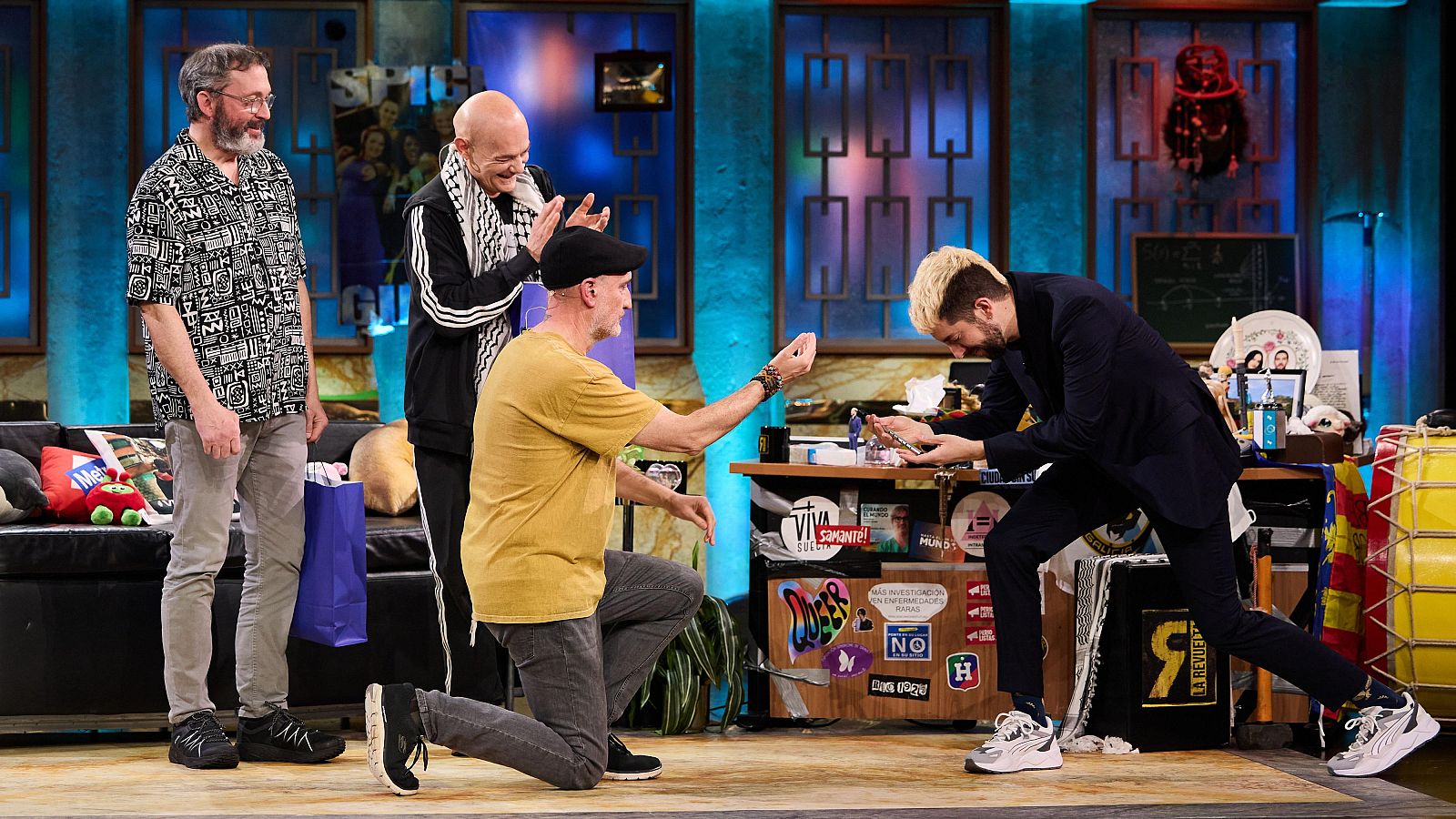 La Revuelta | El regalo con reto de Celtas Cortos para Broncano - La Revuelta | Ver