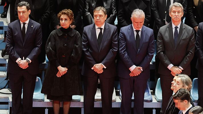 Telediario 2 - El respeto y la emoción marcan el funeral por las víctimas de la tragedia de Adamuz