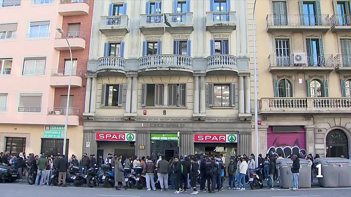 L'Informatiu - Cues interminables als consolats