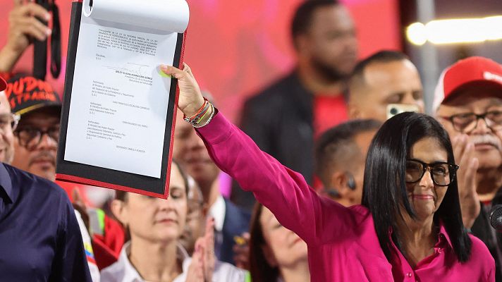 Telediario 1 - Delcy Rodríguez firma la ley que permite abrir la industria petrolera venezolana a la inversión privada e internacional