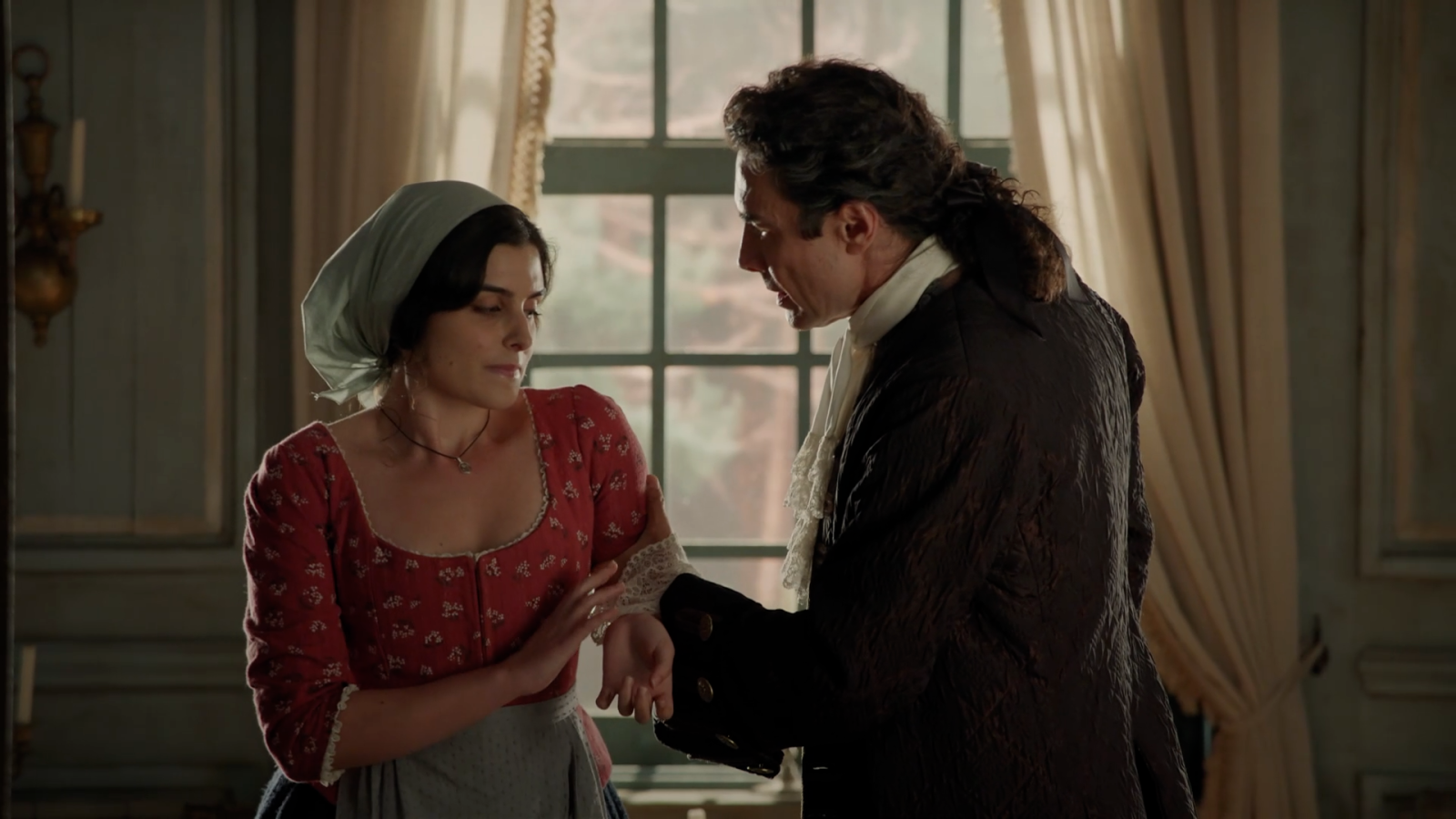 El duque muestra su cara más violenta metiéndole miedo a Luisa.