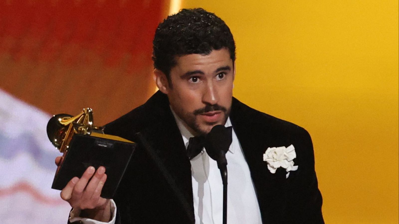 Bad Bunny triunfa en unos Premios Grammy llenos de sorpresas - Telediario 1 | Ver