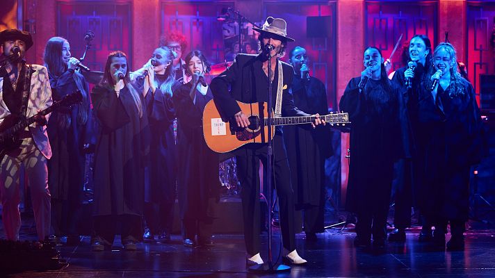 Leiva y su hermano Juancho, acompañados de un coro, en La Revuelta 2/2/26