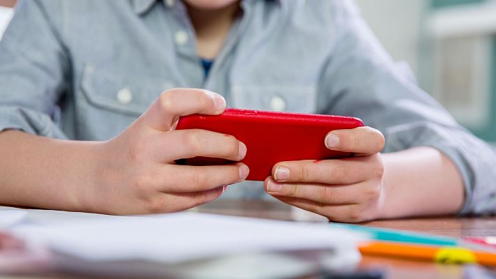 Telediario 1 - España prohibirá acceder a redes sociales hasta los 16 años