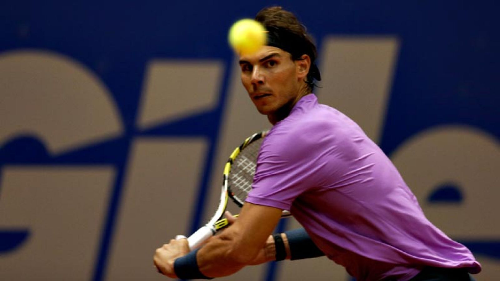 El tenista español Rafa Nadal ha sellado su pase a las semifinales del Abierto de Brasil, que se celebra sobre tierra batida en la ciudad de Sao Paulo, ante el argentino Carlos Berlocq (3-6, 6-4, 6-4) en un duelo en el que el  balear no estuvo acerta