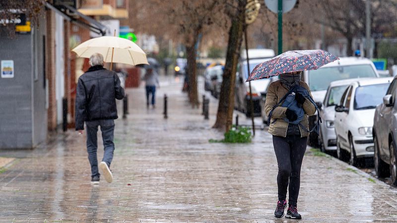 Andalucía envía una alerta a móviles ante el aviso rojo por la borrasca Leonardo, que deja más de 900 desalojados - Telediario 2 | Ver