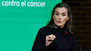 La reina Letizia llama a impulsar la humanizaci�n tras el diagn�stico de un c�ncer: "Implica m�s que palabras"