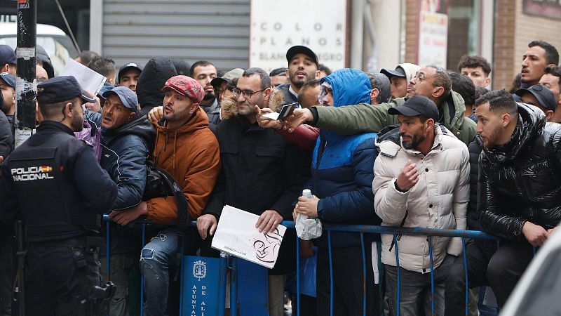 Cues de migrants en el consolat d'Algèria a Alacant per aconseguir la documentació necessària - L'informatiu - Comunitat Valenciana | Ver