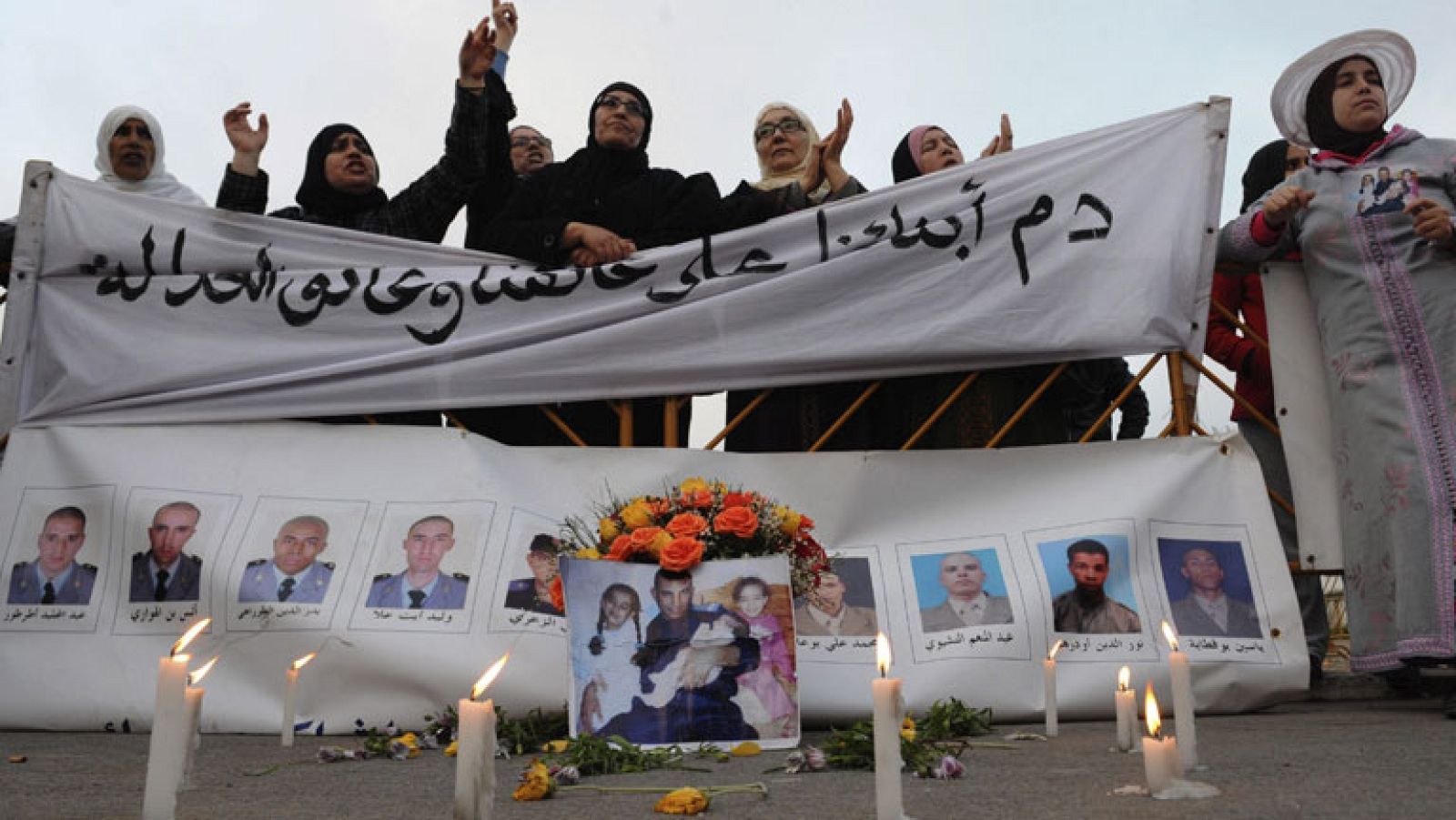 Duras condenas para los 24 saharauis detenidos en los sucesos de Gdaim Izik - Informativo 24h | Ver