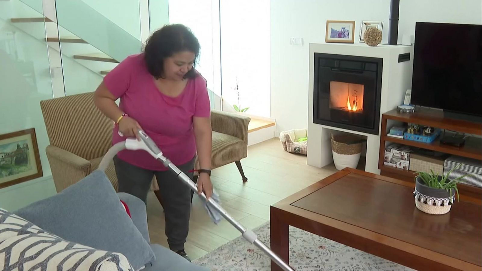 Trabajadoras del hogar migrantes en Euskadi pendientes de la regularización extraordinaria | RTVE Play - Ver ahora