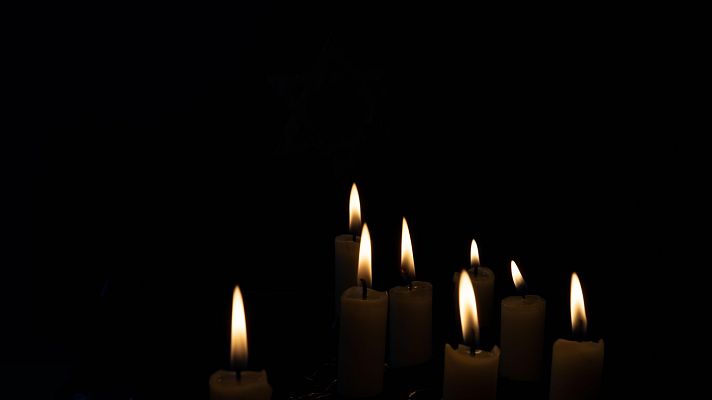 Telediario 2 - Alertan de que imágenes del Holocausto generadas por IA fomentan el negacionismo