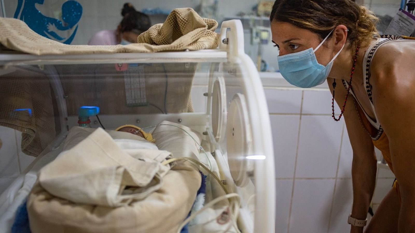 Las incubadoras 'low cost' cántabras que salvan vidas en Perú - TeleCantabria | Ver