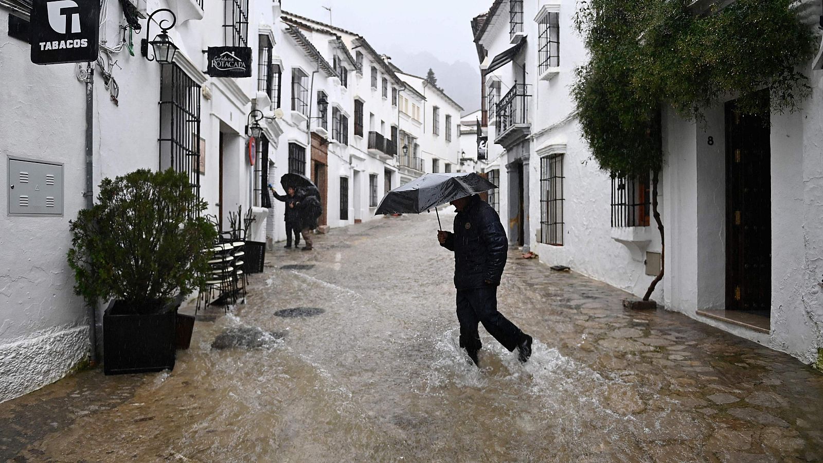 La borrasca Leonardo inunda Grazalema, en Cádiz - Telediario 1 | Ver