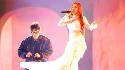 Tony Grox & LUCYCALYS interpreta "T AMARÉ"