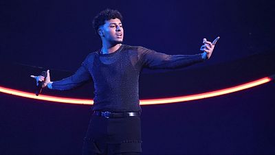 Kenneth interpreta "Los Ojos No Mienten"